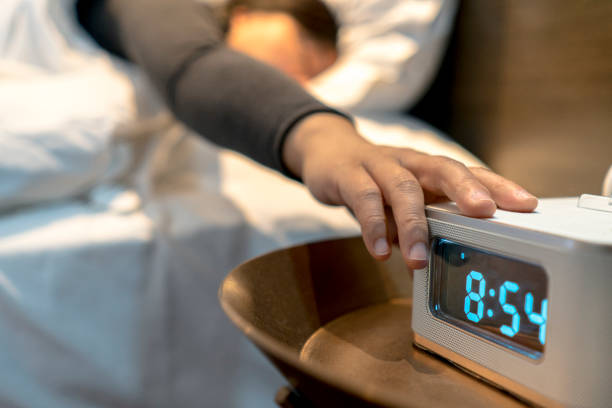 sukar untuk bangun awal jika alarm diletakkan terlalu dekat dengan tempat tidur. 